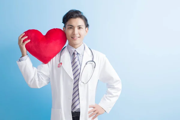 Médico mostrar coração para você — Fotografia de Stock