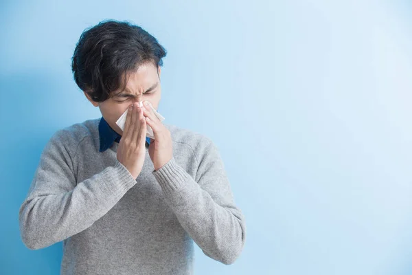 L'homme est malade et éternue — Photo