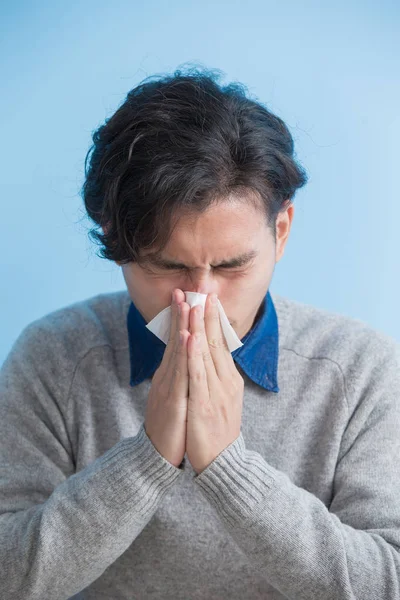 Man is ziek en niezen — Stockfoto