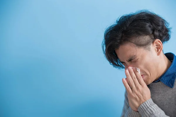 Hombre está enfermo y estornudando — Foto de Stock