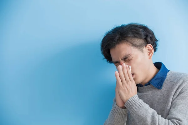 Hombre está enfermo y estornudando — Foto de Stock