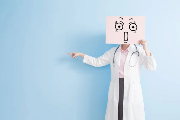 Ärztin überrascht Werbetafel — Stockfoto
