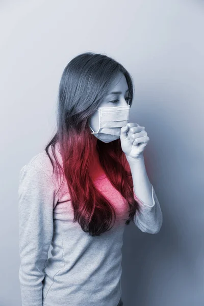 Uma mulher tossindo com máscara — Fotografia de Stock