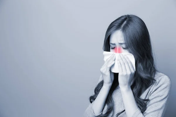 Una donna prende un raffreddore — Foto Stock