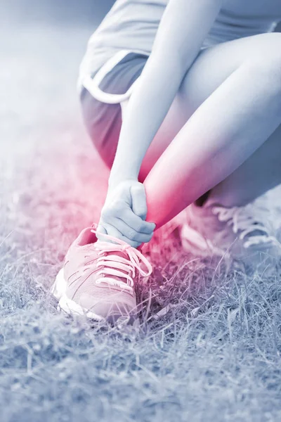 Mujer deportiva lesión en el tobillo —  Fotos de Stock
