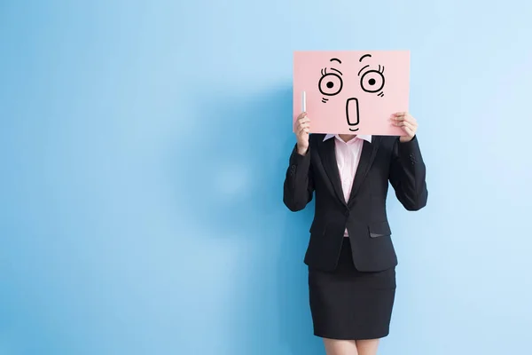 Zakelijke vrouw nemen billboard — Stockfoto