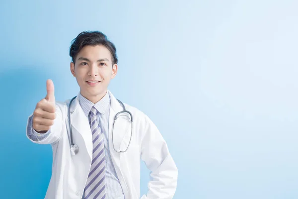 Férfi orvos Térkép hüvelykujjával felfelé — Stock Fotó