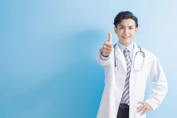 Hombre médico mostrar pulgar hacia arriba — Foto de Stock