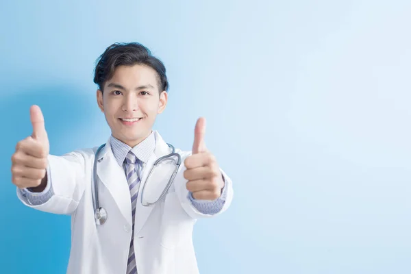 Médico masculino mostrar polegar para cima — Fotografia de Stock