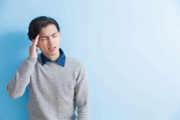 El hombre siente dolor de cabeza — Foto de Stock