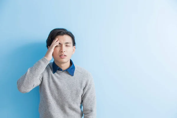 El hombre siente dolor de cabeza — Foto de Stock