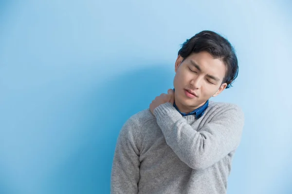 Hombre siente dolor en el hombro — Foto de Stock