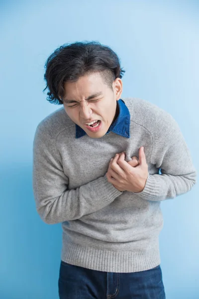 El hombre siente dolor de corazón —  Fotos de Stock