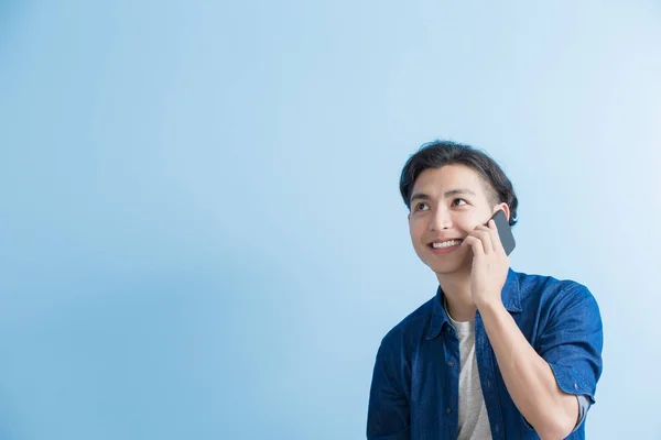 Mann telefoniert mit Studenten — Stockfoto