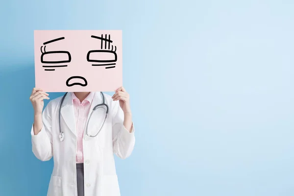 Женщина врач показать усталый рекламный щит — стоковое фото