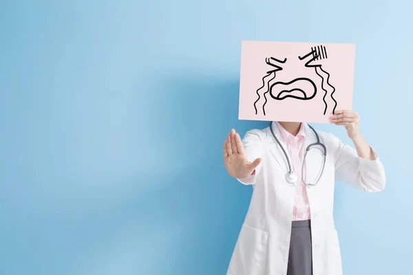 Dokter wanita mengambil billboard menangis — Stok Foto