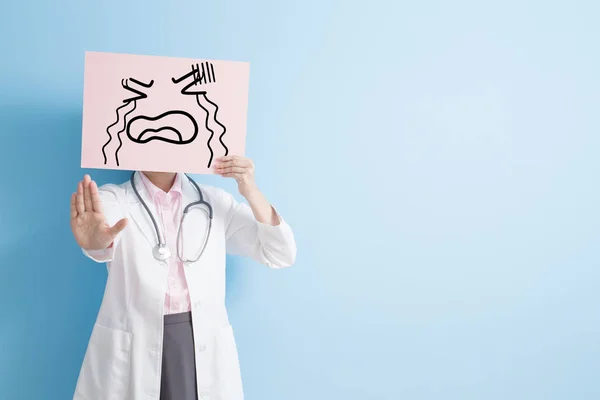 Ärztin nimmt Weinen-Werbetafel — Stockfoto