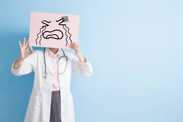 Ärztin nimmt Weinen-Werbetafel — Stockfoto