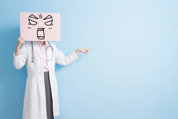 Kobieta lekarz wziąć zły billboard — Zdjęcie stockowe