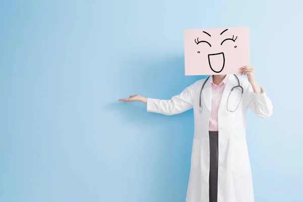 Женщина врач взять улыбку рекламный щит — стоковое фото
