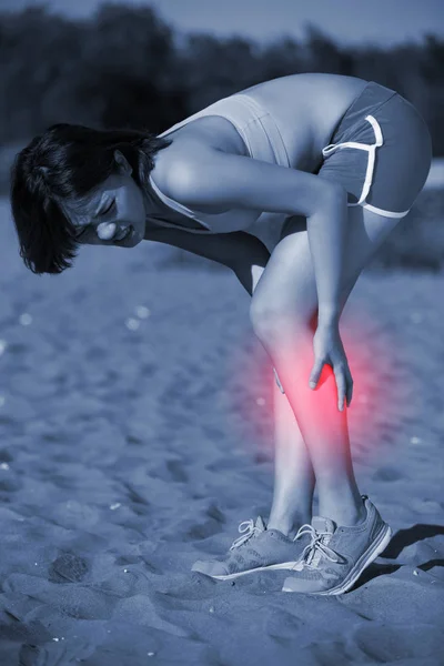 Sportlerin am Knie verletzt — Stockfoto