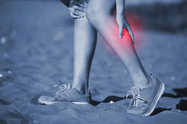 Αθλητισμός τραυματισμό στο γόνατο γυναίκα — Φωτογραφία Αρχείου