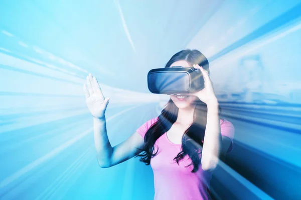 Wanita menggunakan kacamata VR headset — Stok Foto