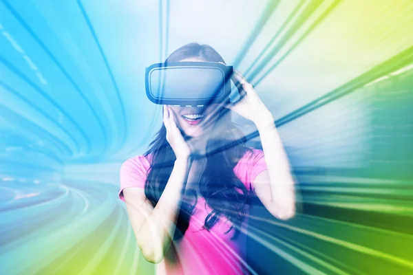 ผู้หญิงที่ใช้แว่นหูฟัง VR — ภาพถ่ายสต็อก