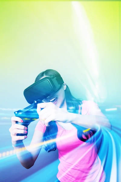 Femme jouer à des jeux avec vr — Photo