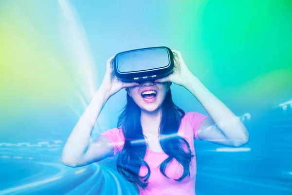 Mujer feliz viendo la realidad virtual —  Fotos de Stock