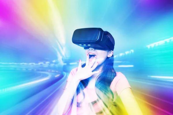 Frau spielt Spiele mit vr — Stockfoto