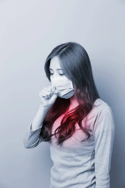Una donna tosse con maschera — Foto Stock