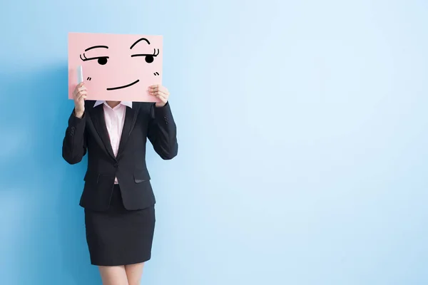 Zakelijke vrouw nemen billboard — Stockfoto