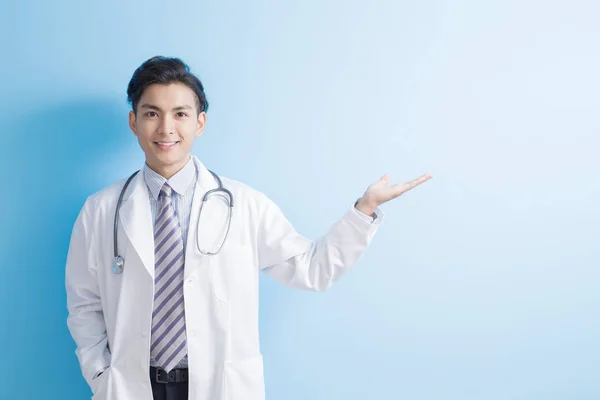 Läkare visar något för dig — Stockfoto