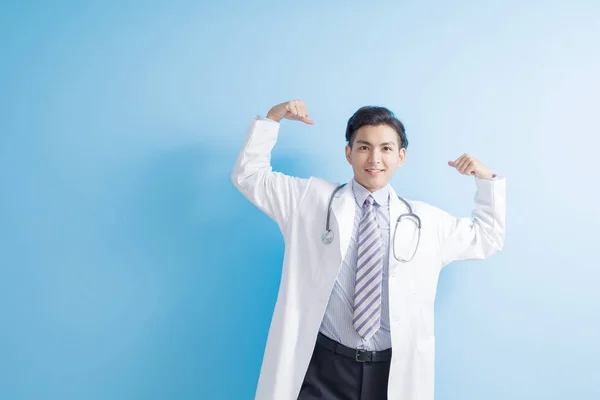 Varón médico mostrar fuerte brazo — Foto de Stock
