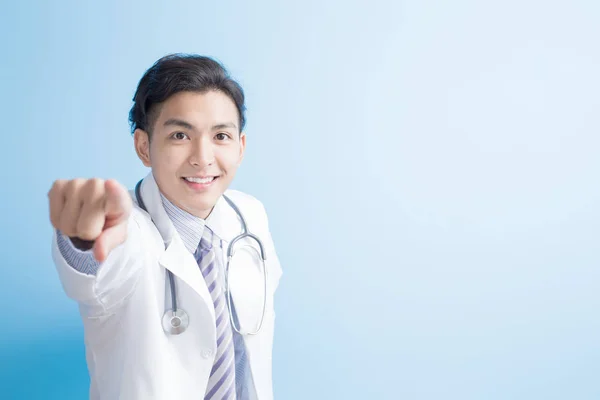 Läkare visar finger för dig — Stockfoto