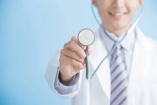 Erkek doktor Haritayı stetoskop — Stok fotoğraf