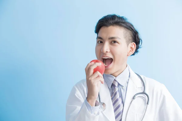 Läkare visar apple för dig — Stockfoto