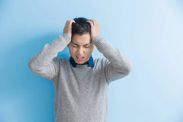 El hombre siente dolor de cabeza — Foto de Stock