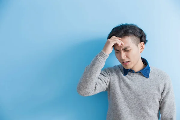 El hombre siente dolor de cabeza — Foto de Stock