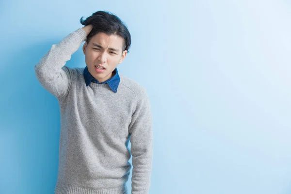 El hombre siente dolor de cabeza — Foto de Stock