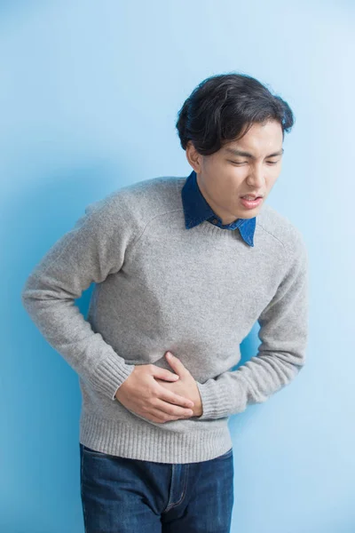 Hombre siente dolor de estómago — Foto de Stock