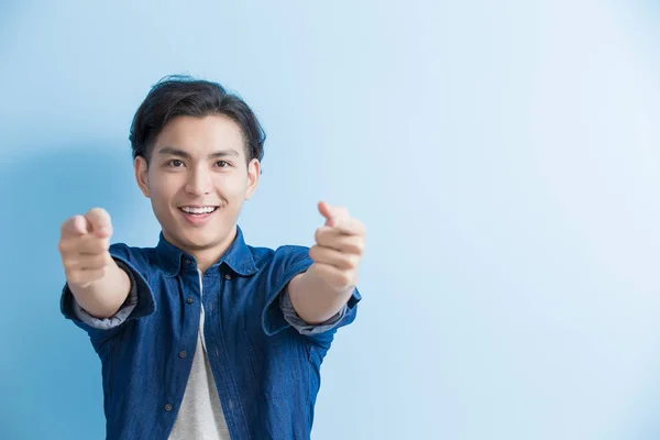 Hombre estudiante apuntando a usted — Foto de Stock