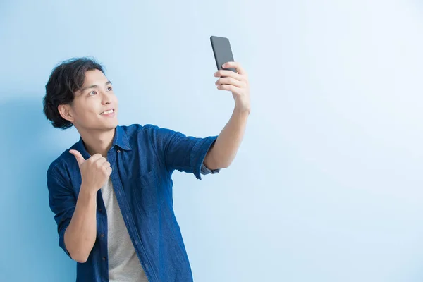 Homem estudante sorriso e selfie — Fotografia de Stock
