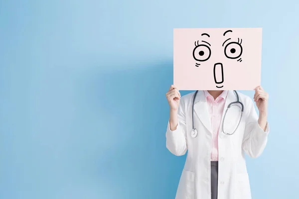 Ärztin zeigt überraschende Werbetafel — Stockfoto