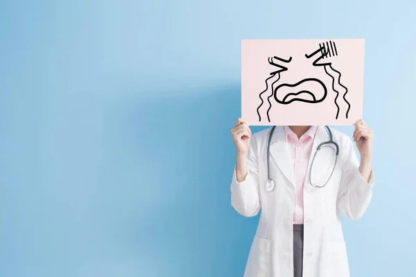 Dokter wanita menunjukkan menangis billboard — Stok Foto