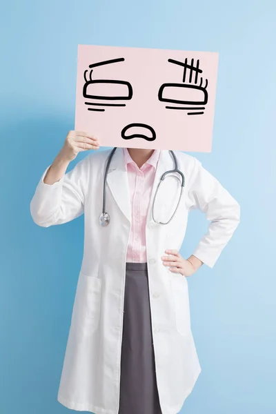 Жінка-лікар показує втомлений рекламний щит — стокове фото
