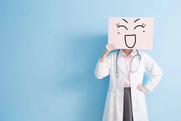 Kadın doktor göstermek gülümsemek billboard — Stok fotoğraf