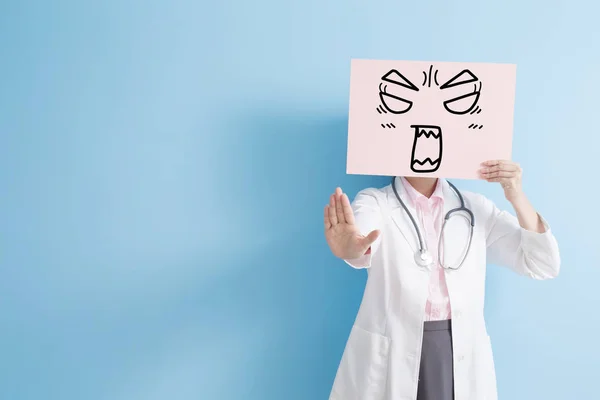 Жінка-лікар взяти сердитий рекламний щит — стокове фото