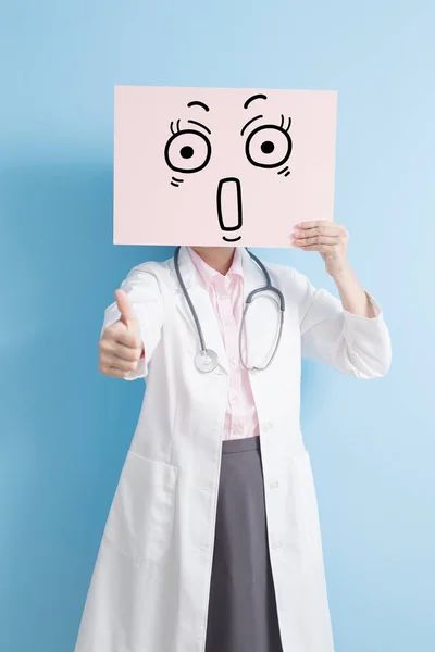 Ärztin überrascht Werbetafel — Stockfoto